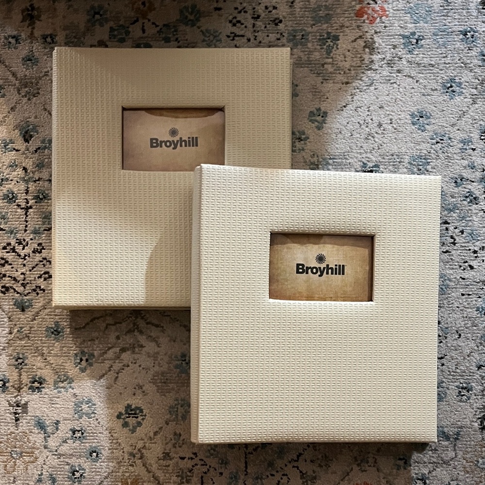New Broyhill Large Textured Ivory Photo Album Set